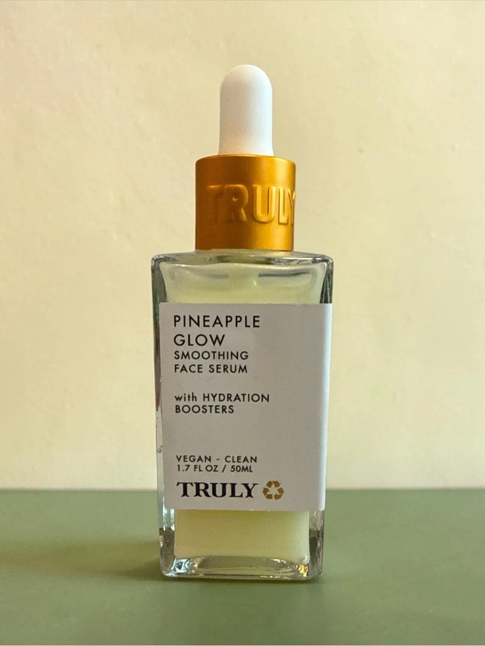 TRULY Pineapple Glow Smoothing Face Serum - Gold & White